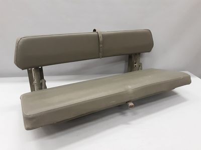 un gros plan d'un banc posé sur une table, sur fond blanc