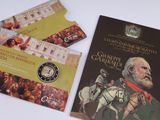 des livrets sur lesquels figurent l'image d'un homme à cheval et une pièce de monnaie