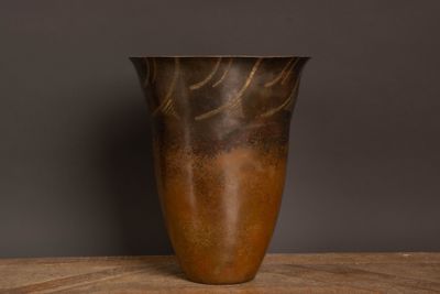 un vase marron posé sur une table en bois