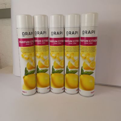 quatre bombes de jus d'orange posées sur un plan de travail