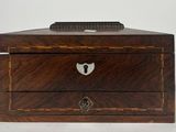 une petite boîte en bois sur laquelle est accrochée une clé