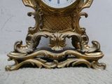 une horloge en or posée sur une table