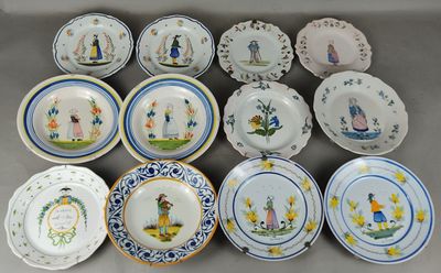 QUIMPER. Un ensemble de 12 assiettes en faïence à décor poly…