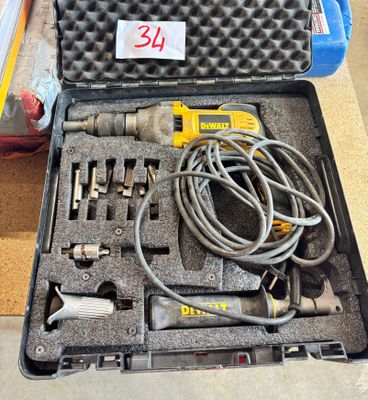 une mallette contenant des outils, posée sur une table