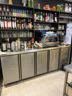 de nombreuses bouteilles d'alcool sur les étagères du magasin
