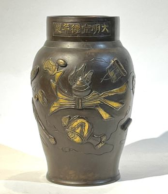 un vase noir orné d'un motif doré