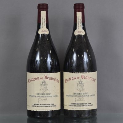 deux bouteilles de vin rouge sont posées sur une table en verre