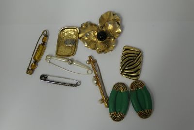Lot de bijoux fantaisie vintage : broches barrettes, clips d…