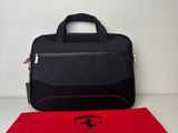 un sac rouge et noir posé à côté d'un sac noir et rouge