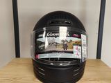 un casque posé sur une table