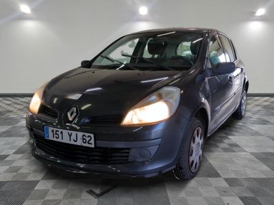 la photo d'une voiture garée dans un garage