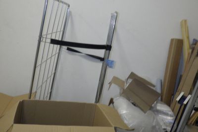 une boîte en carton au milieu d'une pièce, avec une échelle à côté
