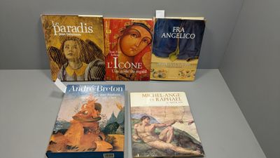trois livres sont posés sur une table les uns à côté des autres