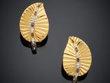 une paire de clips d'oreilles en or et diamants