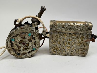 paire de boîtes à bijoux anciennes en argent et verre turquoise, munies de poignées