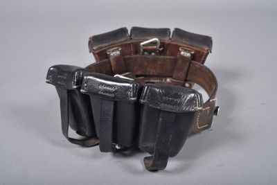 un gros plan d'une montre munie d'un bracelet
