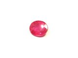 gros plan d'une pierre de rubis rouge sur une surface blanche