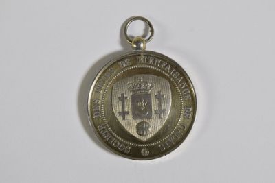 une image représentant une médaille d'argent sur laquelle figure un blason