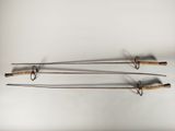 Trois cannes à pêche à l'ancienne sont accrochées au mur.