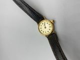 une photo d'une montre-bracelet avec un bracelet en cuir