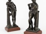 paire de figurines en bronze représentant un homme et une femme