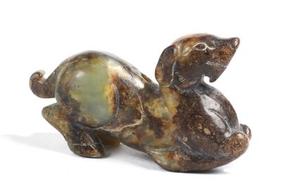 CHINE Sujet en jade vert nuancé brun représentant un chien.