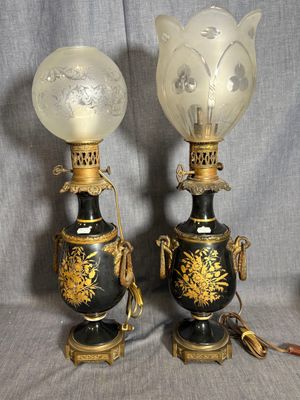 deux lampes posées sur une table