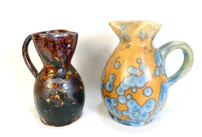 deux vases posés l'un à côté de l'autre sur une surface blanche