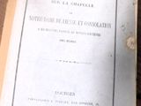 un livre posé sur une table, à côté d'autres objets