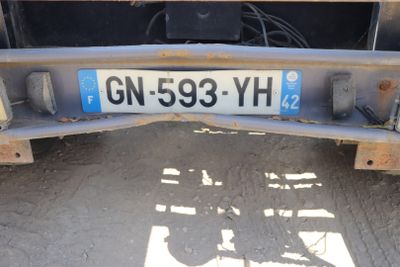 un gros plan de la plaque d'immatriculation à l'arrière d'un camion