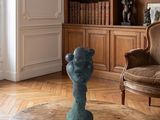 une table sur laquelle est posé un vase, dans un salon