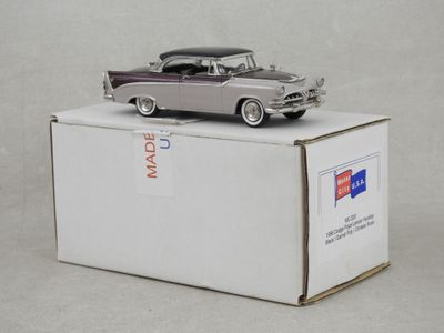 une petite voiture posée sur une boîte