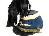 un chapeau orné de plumes et entouré d'une chaîne