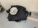 un sac noir contenant un objet argenté