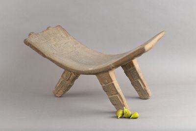 un petit banc en bois sur lequel sont posées deux bananes