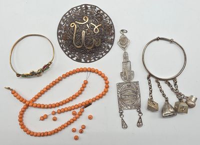 beaucoup de bijoux posés ensemble sur la table
