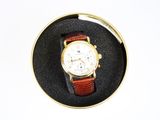 une montre qui se trouve dans une boîte sur une table