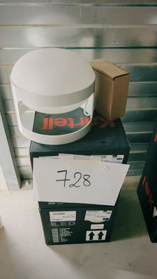 une pile de cartons empilés les uns sur les autres dans une pièce