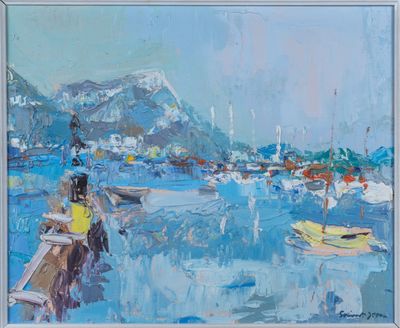 une peinture à l'huile représentant des bateaux dans un port, avec des montagnes en arrière-plan
