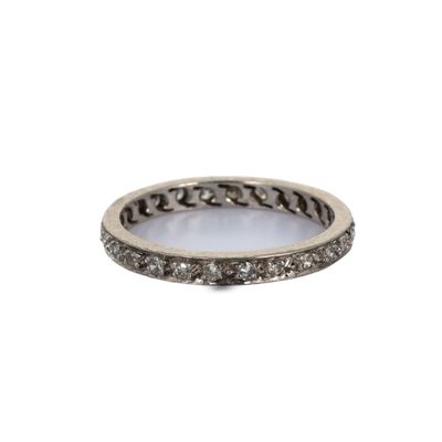 gros plan d'une bague en diamant sur fond blanc