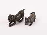 une paire de figurines en bronze représentant un chien et un chat