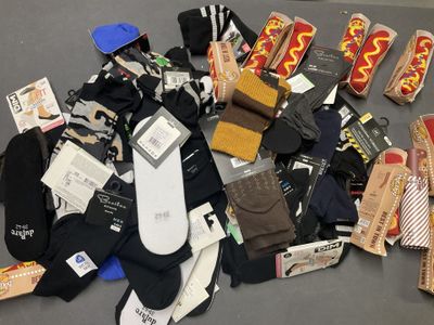 une pile de chaussettes et d'autres objets posés sur une table