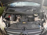 une voiture dont le capot est ouvert et qui contient un moteur