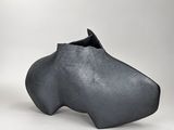 une image représentant une sculpture noire représentant une tête de cheval sur fond blanc