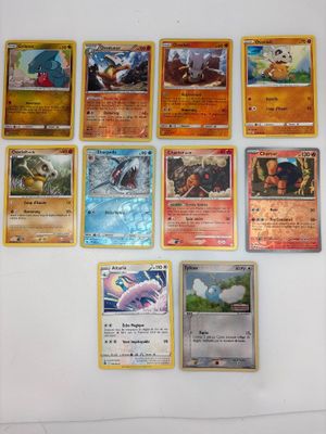 il y a beaucoup de cartes Pokémon accrochées au mur dans la pièce