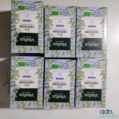 quatre boîtes de savon posées les unes à côté des autres sur un comptoir