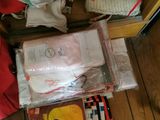 une valise remplie de vêtements et d'autres objets posée par terre