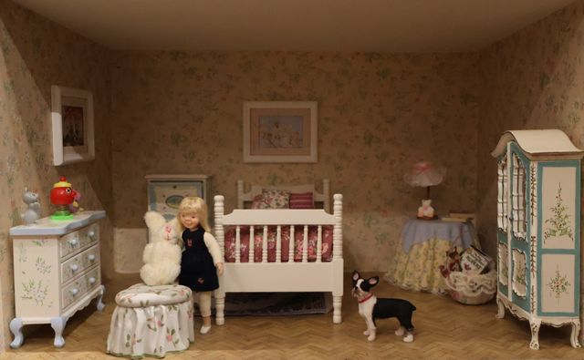 Diorama. Composition miniature, dans une vitrine en bois, vitre e...