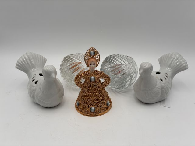 Objets de vitrine, oiseaux en porcelaine blanche, paire de bougeo...