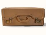 une valise beige posée sur une surface blanche, avec un fond blanc